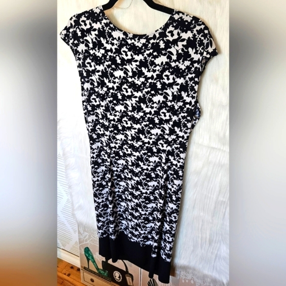 Lori M Collection Classic B&W Floral Print Ruched Midi Dress - Picture 4 of 6